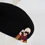 Piękny beret formowany ręcznie na formie modniarskiej. Kolor czarny z białą antenką. Zdobiony odpinaną broszką. Rozmiar M. Kapelusze filcowy