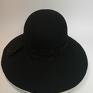 fascynatory pogrzebowy czarny kapelusz o klasycznym kroju z opadającym rondem. Kolor. Otok