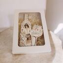 Kartka urodzinowa, butelka wina z kieliszkiem, w pudełku z okienkiem