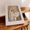 Kartka urodzinowa, butelka wina z kieliszkiem, w pudełku z okienkiem