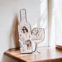 Kartka urodzinowa, butelka wina z kieliszkiem, w pudełku z okienkiem