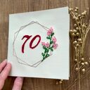 Personalizowana kartka z haftem ręcznym - dowolna liczba / wiek (w kopercie)