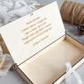 Drewniane pudełko na pieniądze to oryginalny sposób, by wręczyć prezent na ważnej uroczystości. Ślub