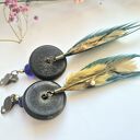 Klipsy lekkie długie pióra i, elementy metalowe i elementy drewniane polecam lekkie