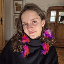 Energetyczne klipsy Ruda Klara z długimi piórami i elementami w kolorze miedzi