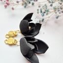 Klipsy kwiaty, bardzo oryginalne i widoczne, doskonale dopełniają stylizacje