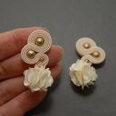 kremowe klipsy sutasz z kwiatkiem