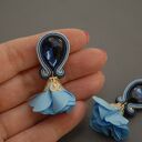 Granatowe klipsy sutasz z kwiatkiem - elegancka biżuteria handmade