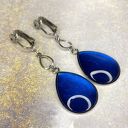 Perłowe klipsy z kobaltowymi kroplami e104/12