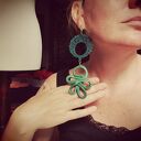 Duże zielone klipsy z piórami - boho i etno bez przekłuwania