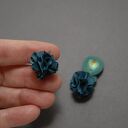 zielone klipsy sutasz z kwiatkiem