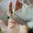 Długie klipsy boho zielono-srebrne z piórami 10 cm