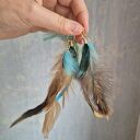 Kolorowe klipsy z piórami - lekkie kolczyki boho