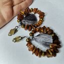 Klipsy etno boho Ruda Klara - długie chwosty z kolorowymi piórami