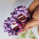 Klipsy boho: bujne koła z pomponami w fioletowym wydaniu