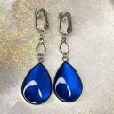 Perłowe klipsy z kobaltowymi kroplami e104/12