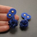 kobaltowe klipsy sutasz z kwiatkiem