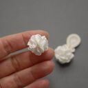 Białe klipsy sutasz z kwiatkiem - eleganckie klipsy na ślub i wyjścia