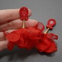 Czerwone klipsy sutasz z kwiatkami - elegancki dodatek na wieczór