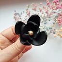 Klipsy kwiaty, bardzo oryginalne i widoczne, doskonale dopełniają stylizacje do prostej sukienki