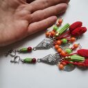 Ręcznie robione klipsy boho z chwostami i pomponami - etno-folk od Ruda Klara