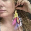 Klipsy z długimi kolorowymi piórami - boho styl w Twoich uszach