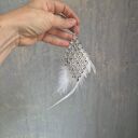Długie, lekkie klipsy z białymi piórami - handmade Ruda Klara