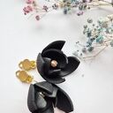 Klipsy kwiaty, bardzo oryginalne i widoczne, doskonale dopełniają stylizacje do prostej sukienki