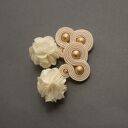 kremowe klipsy sutasz z kwiatkiem