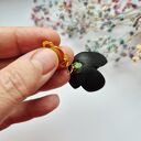 Klipsy kwiaty, bardzo oryginalne i widoczne, doskonale dopełniają stylizacje do prostej sukienki