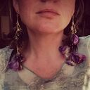 Długie, bujne i lekkie klipsy boho z piórami i frędzlami
