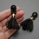 czarne klipsy sutasz z kwiatkiem