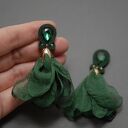 zielone klipsy sutasz z kwiatkiem