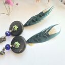 Klipsy lekkie długie pióra i, elementy metalowe i elementy drewniane polecam lekkie