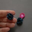 zielono-fuksjowe klipsy sutasz z kwiatkiem