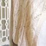 dziergany ujmujący pled w kolorze złamanej bieli wykonany ręcznie na drutach ażur alpaka