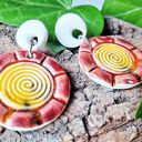 Kolczyki ceramiczne „Solarna Spirala” - wyrazista czerwień i złocisty relief spirali