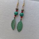 Długie kolczyki boho z naturalnym turkusem, koralem i patynowanymi liśćmi (7,5 cm)