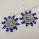 Frywolitkowe kolczyki ze srebrnej, metalizowanej nici z szafirowymi koralikami, kolczyki koronkowe