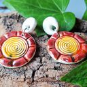 Kolczyki ceramiczne „Solarna Spirala” - wyrazista czerwień i złocisty relief spirali