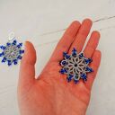 Frywolitkowe kolczyki ze srebrnej, metalizowanej nici z szafirowymi koralikami, kolczyki koronkowe