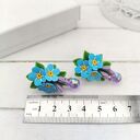 Kolczyki sztyfty z bukiecikiem niezapominajek i fioletową fasetowaną koraliką, glina polimerowa