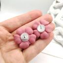 Delikatne kolczyki sztyfty Kwiaty Handmade w pudrowym różu