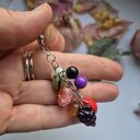 Kolczyki: muszka owocówka tępo przed siebie patrzyła, za dużo cydru wypiła. Lekkie owocowe kolorowe