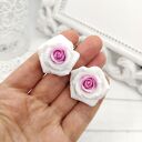 Wiszące kolczyki róże 2,5 cm, białe z różowym środkiem, kolczyki romantyczne eleganckie