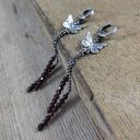 Kolczyki - motyle z granatem