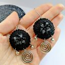 Czarne kolczyki szydełkowe że spiralnymi zawieszkami