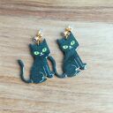 Wiszące drewniane kolczyki CZARNY KOT z żywicą