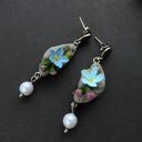Kolczyki z niezapominajkami - mini łąka z glinki Fimo i perłą Swarovski 6 mm