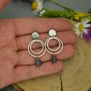 Ręcznie robione kolczyki koła z labradorytem - stal chirurgiczna (wire wrapping)